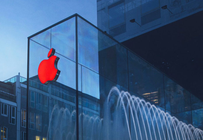 Il logo Apple si colora di rosso.