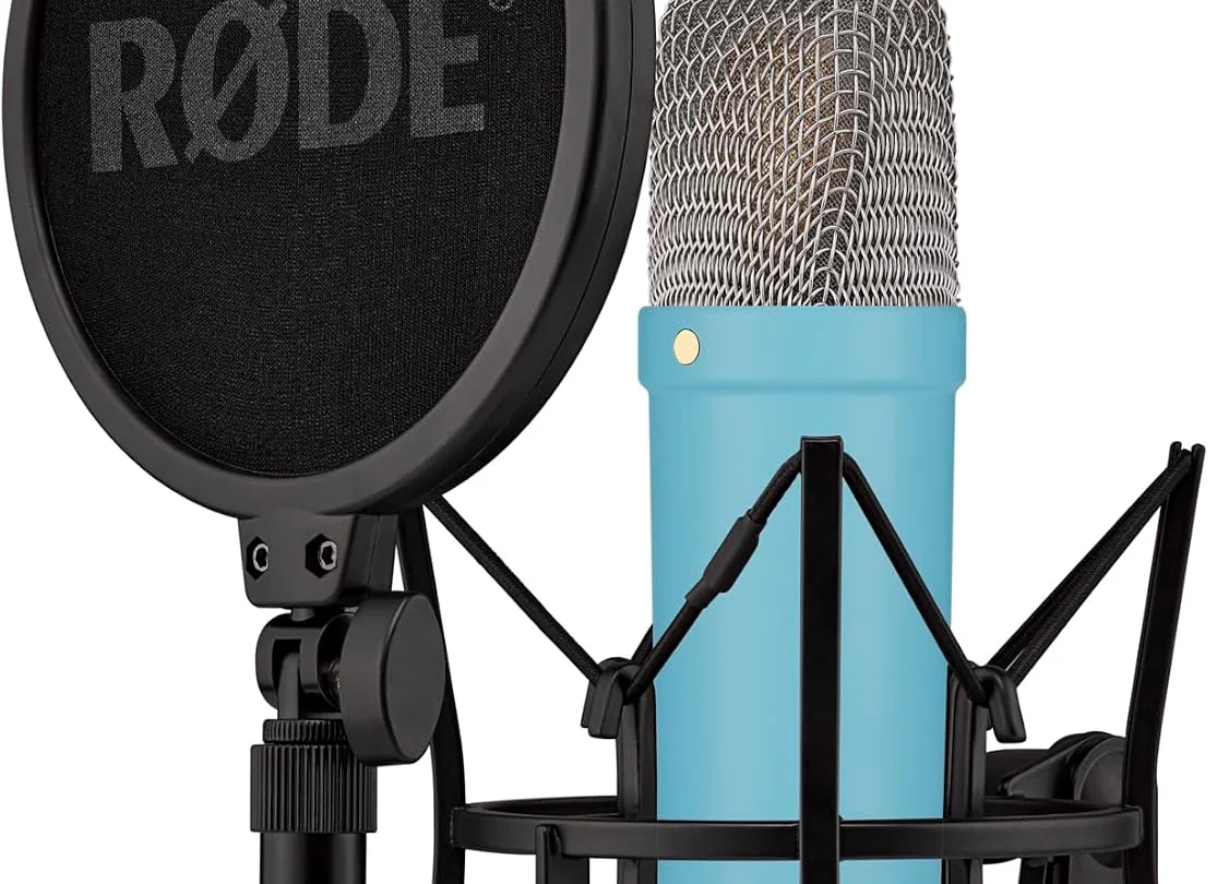 RØDE NT1 Signature Series Microfono a Condensatore a Grande Diaframma con Shock Mount, Filtro Antipop e Cavo XLR per Produzione Musicale, Registrazione Vocale, Streaming e…
